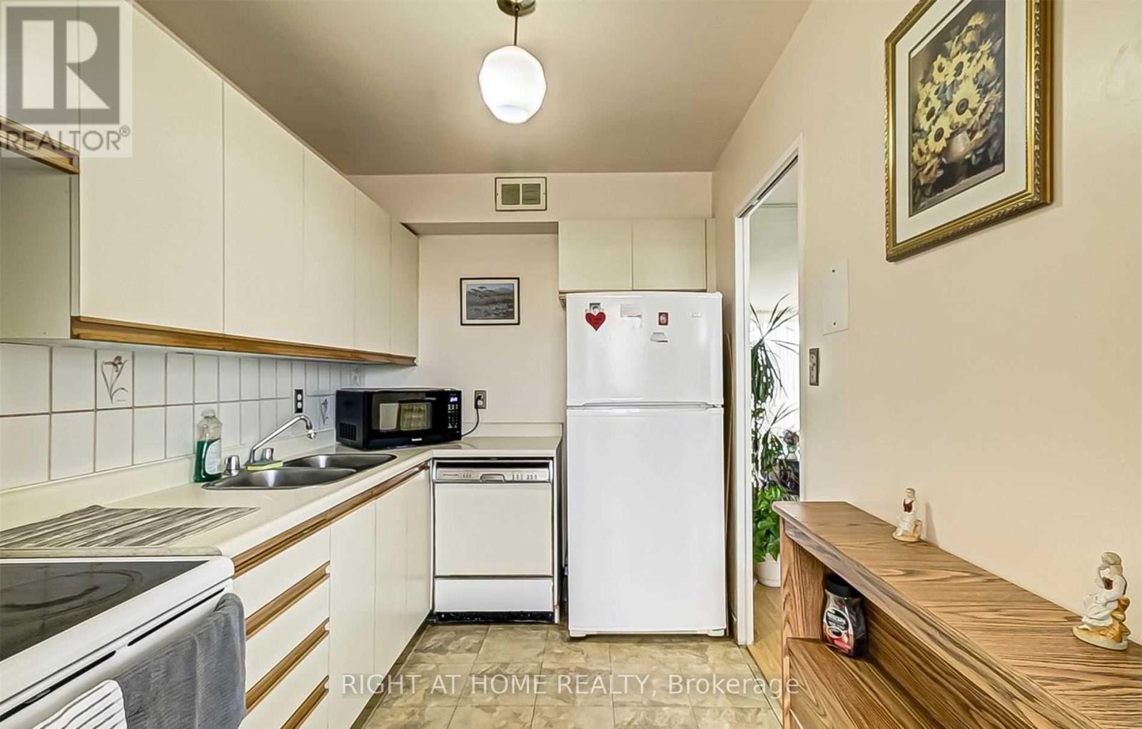 1014 - 455 Sentinel Road, Toronto, Ontario  M3J 1V5 - Photo 8 - W12662900