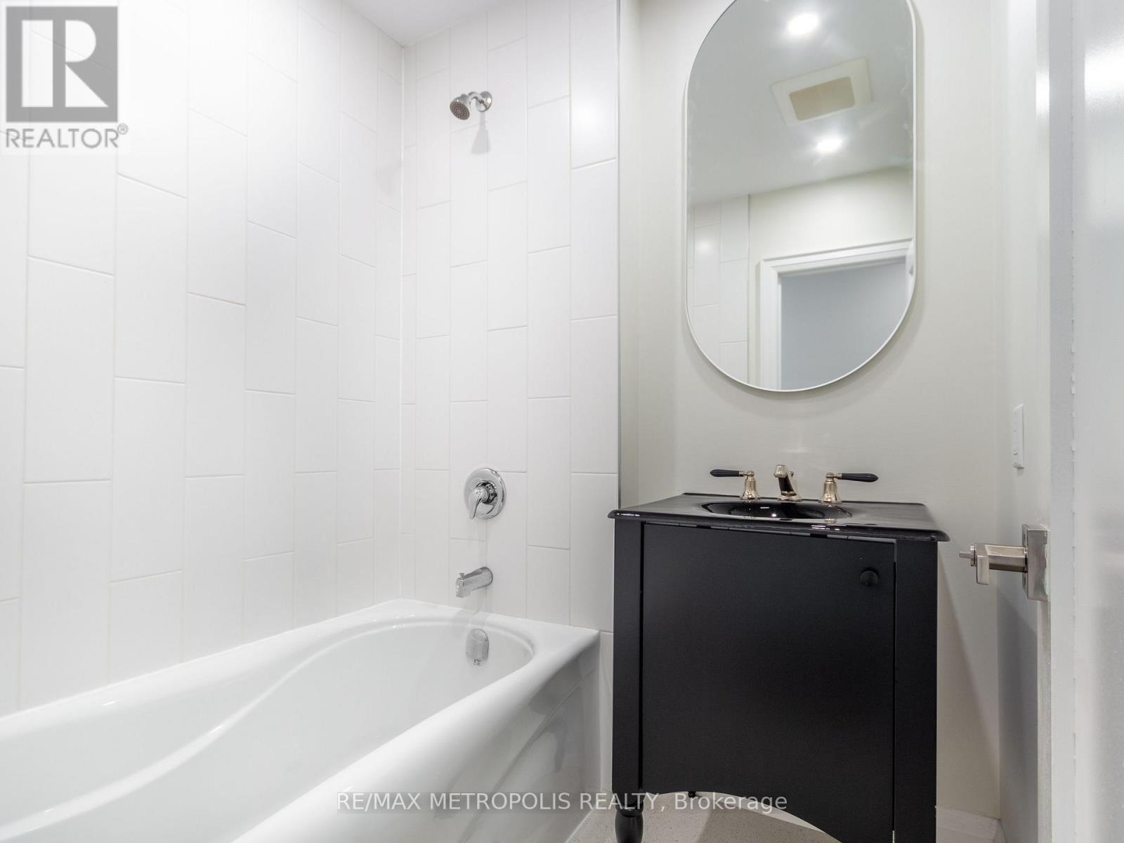 Upper - 62 Davelayne Road, Toronto, Ontario  M9M 2A7 - Photo 15 - W12662948