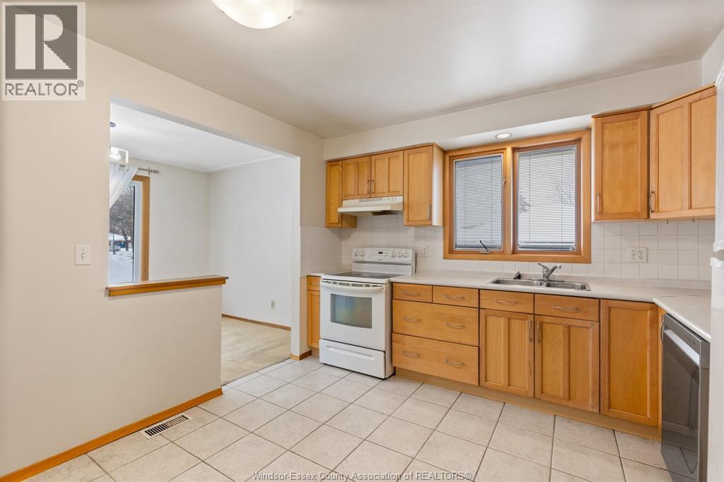 9663 Midfield Crescent, Windsor, Ontario  N8R 1W9 - Photo 9 - 26000135