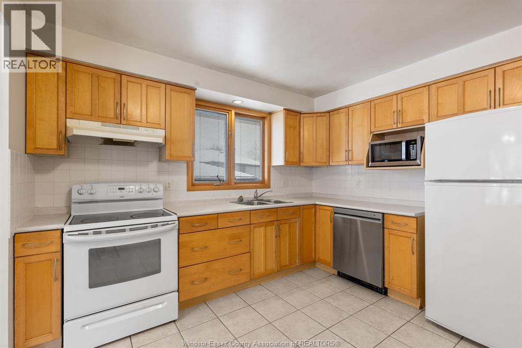 9663 Midfield Crescent, Windsor, Ontario  N8R 1W9 - Photo 11 - 26000135