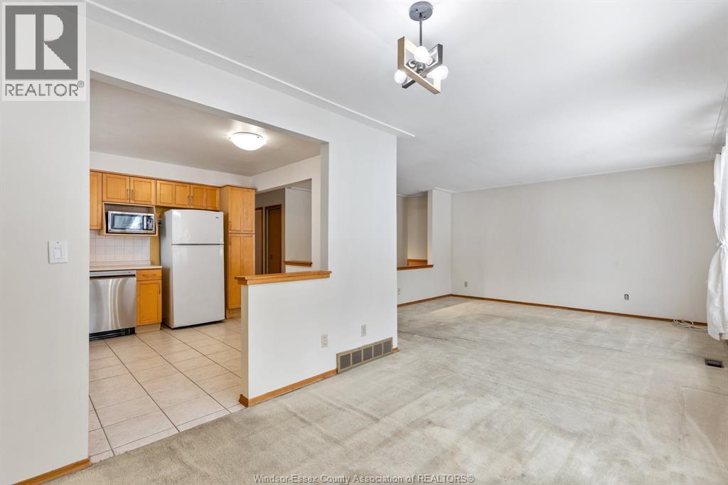 9663 Midfield Crescent, Windsor, Ontario  N8R 1W9 - Photo 7 - 26000135