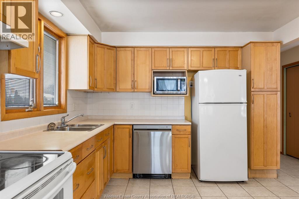 9663 Midfield Crescent, Windsor, Ontario  N8R 1W9 - Photo 8 - 26000135