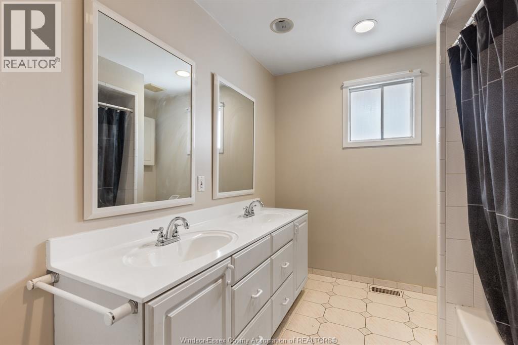 9663 Midfield Crescent, Windsor, Ontario  N8R 1W9 - Photo 12 - 26000135