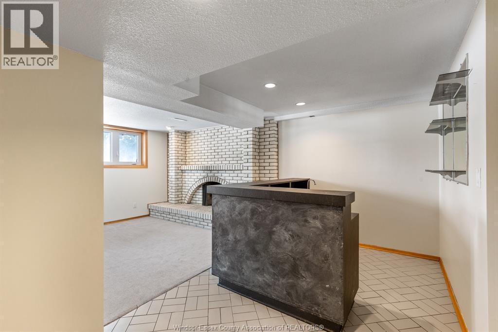 9663 Midfield Crescent, Windsor, Ontario  N8R 1W9 - Photo 17 - 26000135