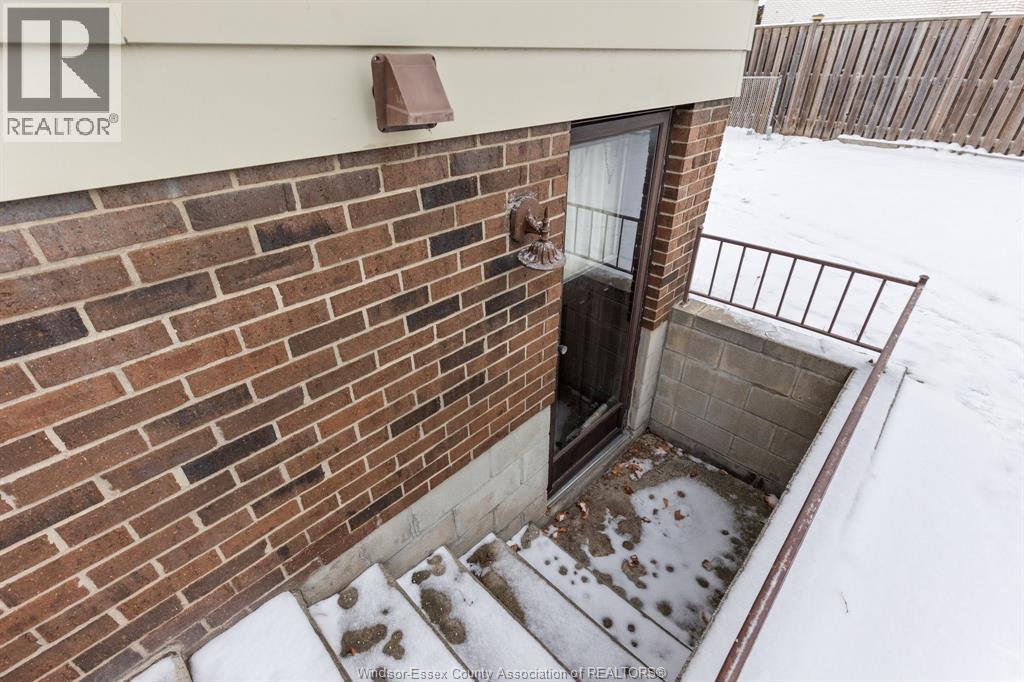 9663 Midfield Crescent, Windsor, Ontario  N8R 1W9 - Photo 25 - 26000135