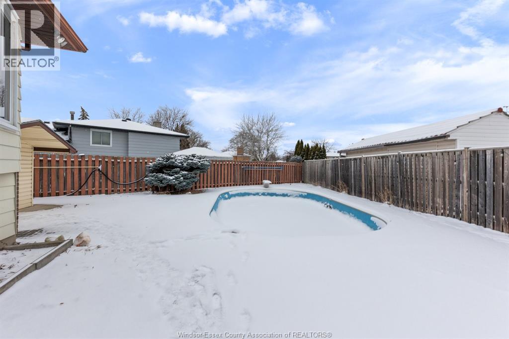 9663 Midfield Crescent, Windsor, Ontario  N8R 1W9 - Photo 27 - 26000135