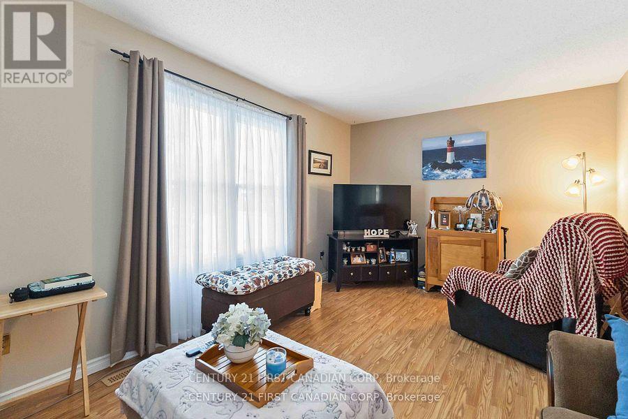 71 Golfdale Crescent, London South, Ontario  N6C 5P3 - Photo 4 - X12663092