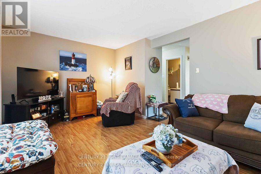 71 Golfdale Crescent, London South, Ontario  N6C 5P3 - Photo 6 - X12663092