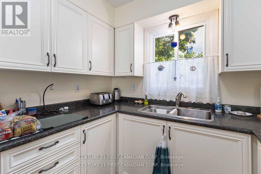 71 Golfdale Crescent, London South, Ontario  N6C 5P3 - Photo 7 - X12663092