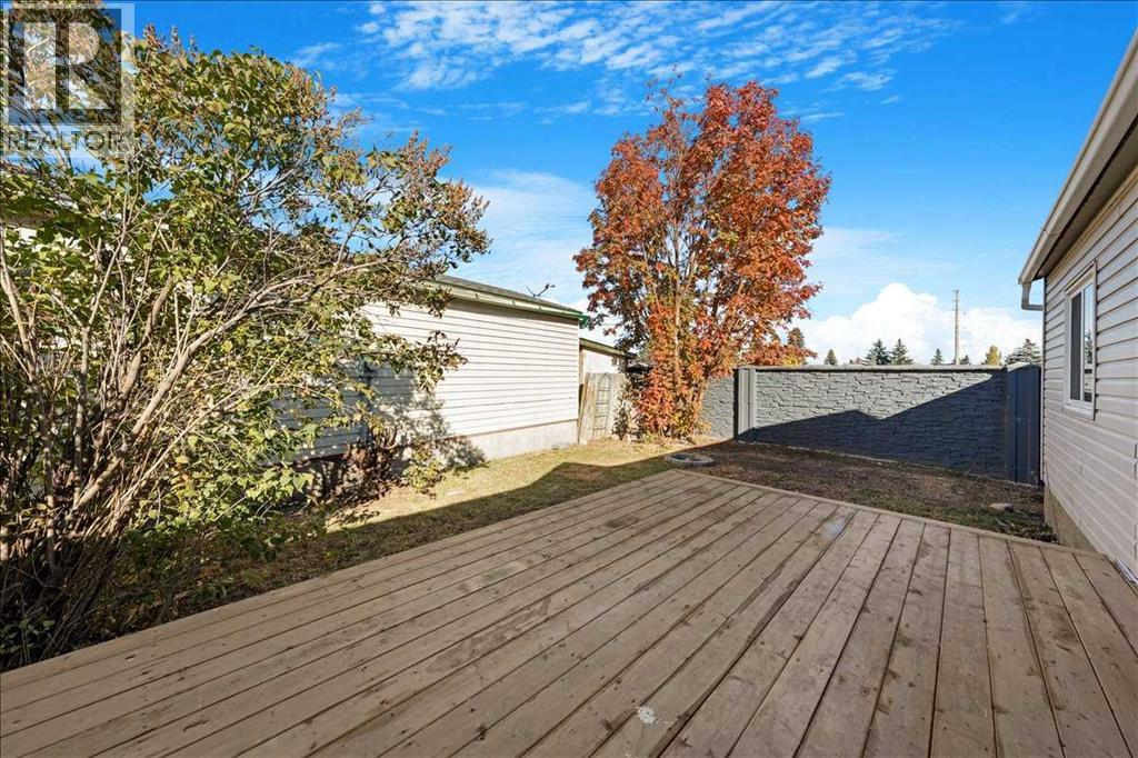 210 Erin Woods Circle Se, Calgary, Alberta  T2B 3E1 - Photo 39 - A2265036