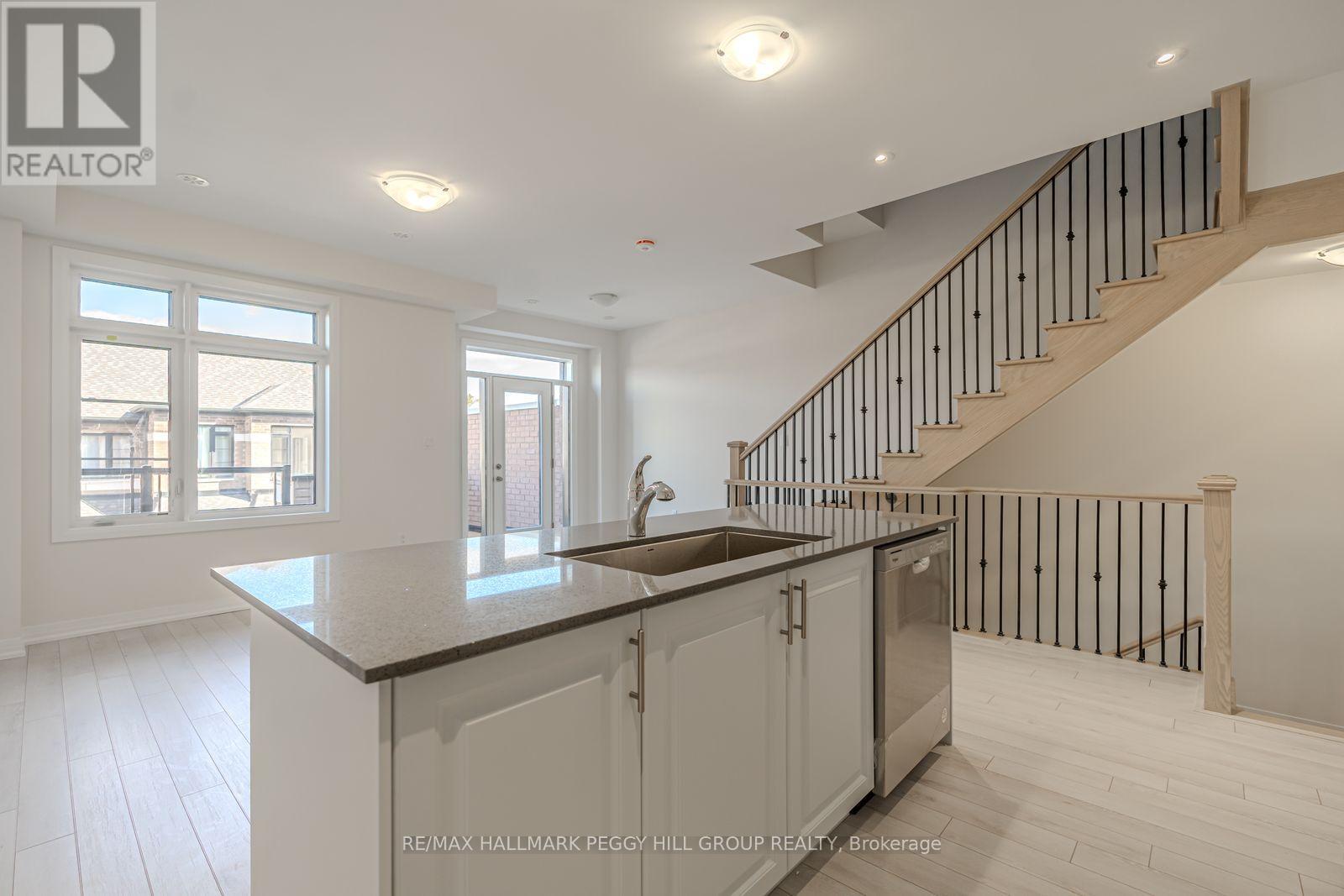 31 Bluebird Lane, Barrie, Ontario  L4N 6A3 - Photo 4 - S12663048