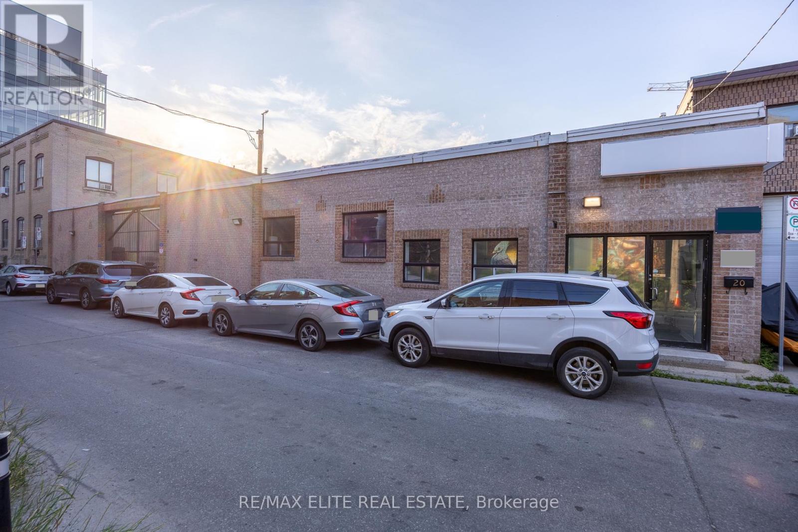 20 Jenet Avenue, Toronto, Ontario  M6H 1R4 - Photo 4 - W12663024