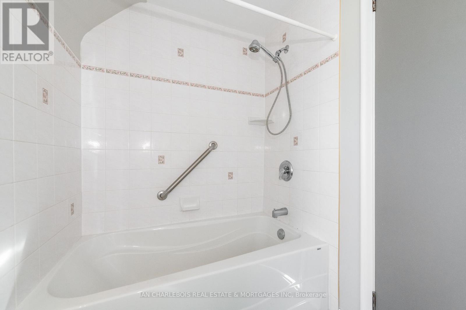 A - 810 Smyth Road, Ottawa, Ontario  K1G 1P3 - Photo 12 - X12663346