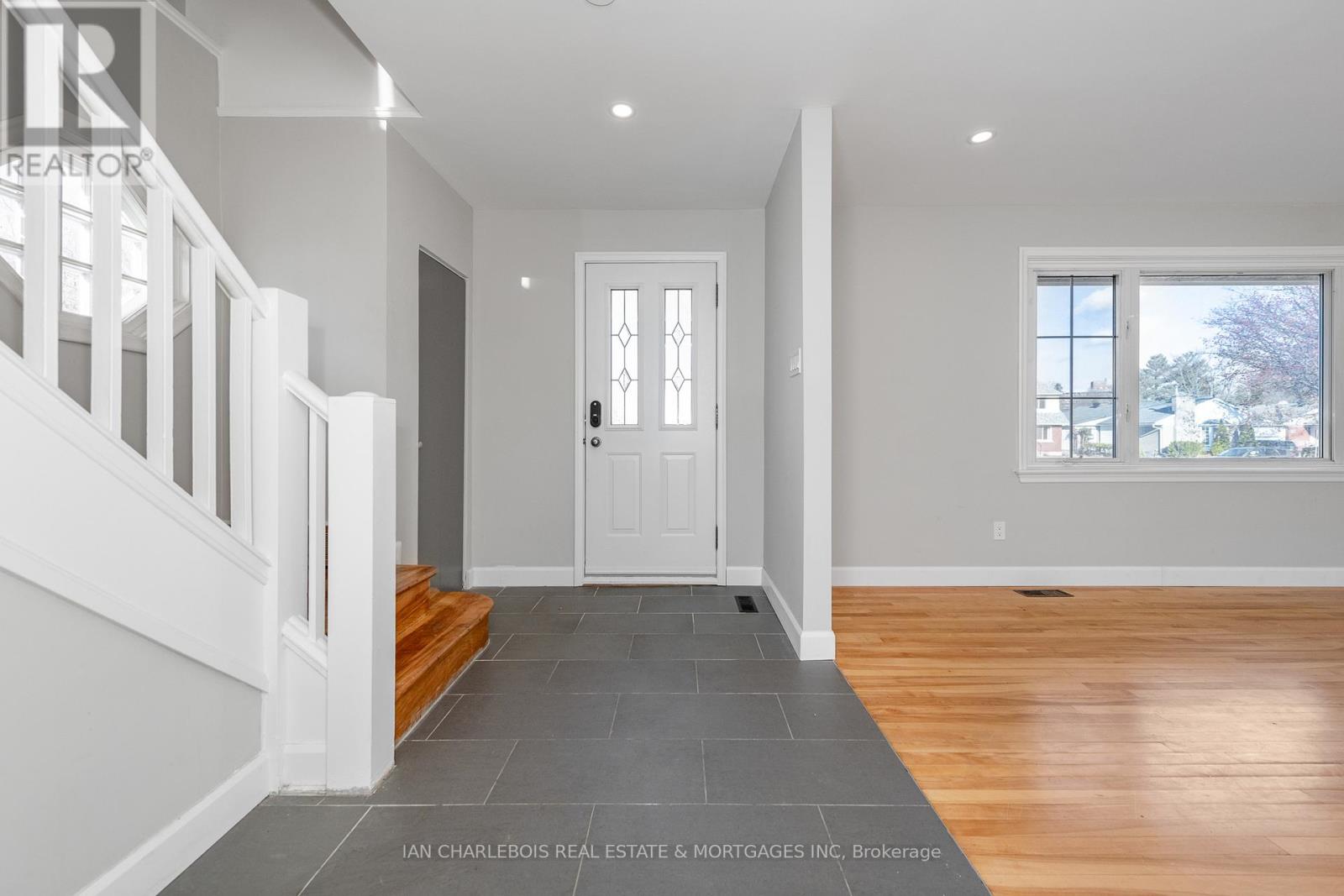 A - 810 Smyth Road, Ottawa, Ontario  K1G 1P3 - Photo 2 - X12663346