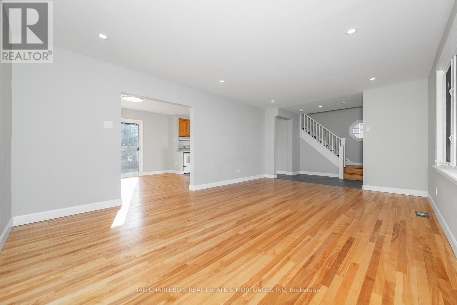 A - 810 Smyth Road, Ottawa, Ontario  K1G 1P3 - Photo 5 - X12663346