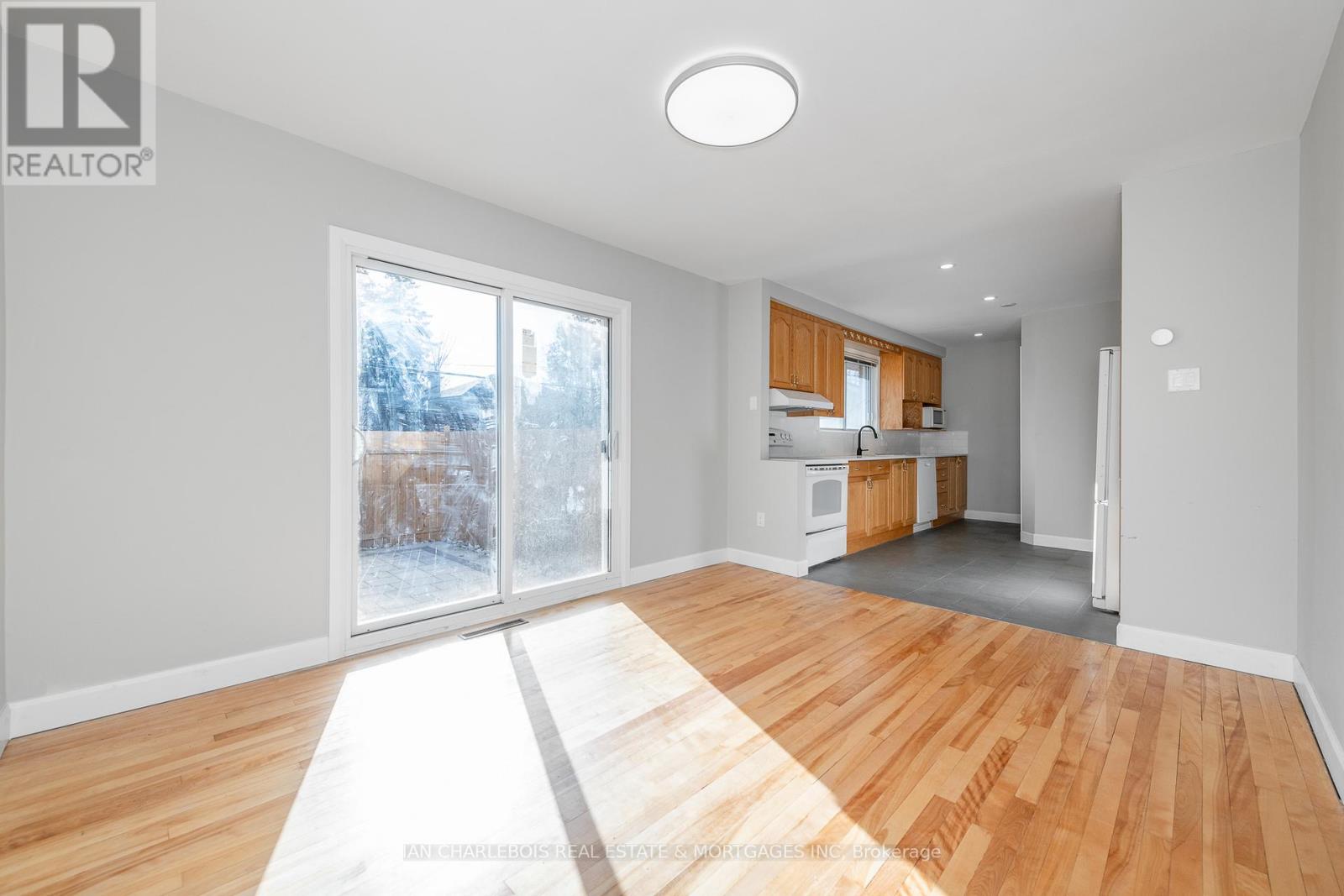 A - 810 Smyth Road, Ottawa, Ontario  K1G 1P3 - Photo 6 - X12663346