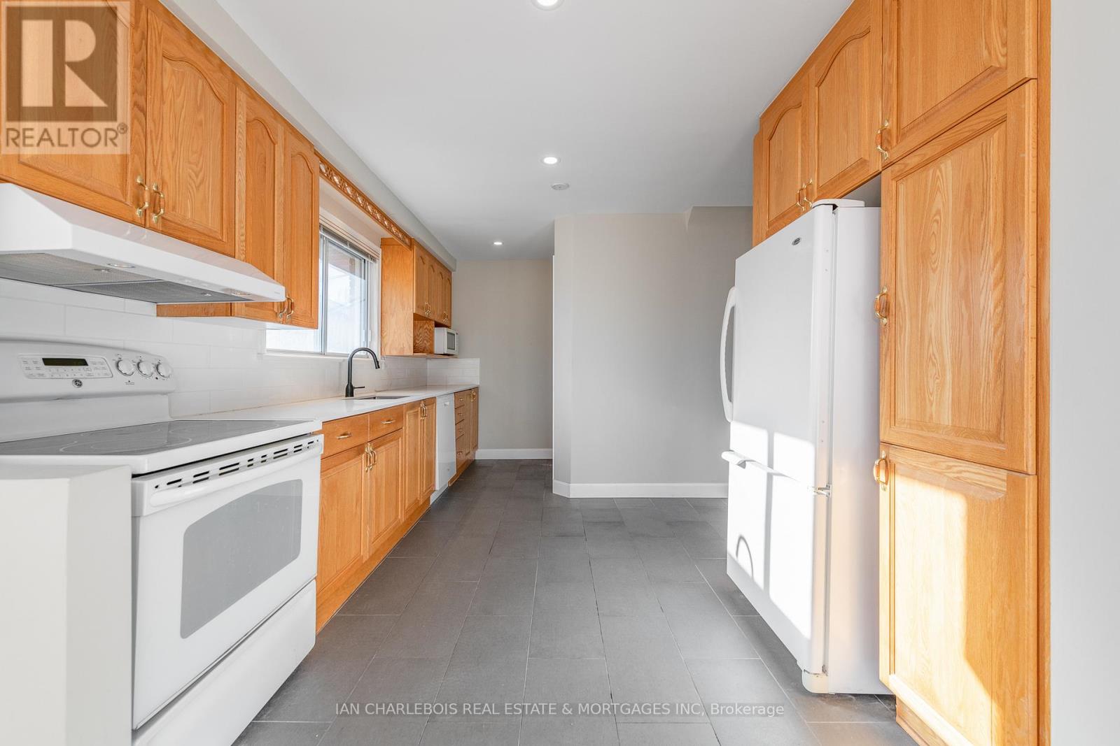 A - 810 Smyth Road, Ottawa, Ontario  K1G 1P3 - Photo 7 - X12663346