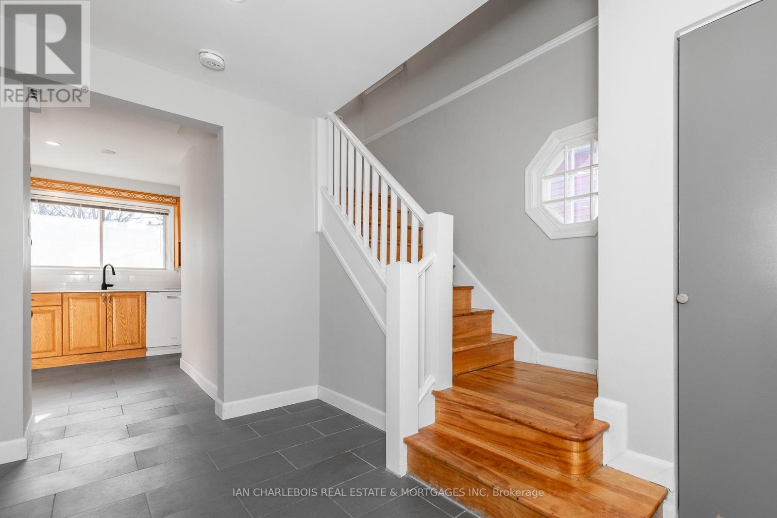 A - 810 Smyth Road, Ottawa, Ontario  K1G 1P3 - Photo 8 - X12663346