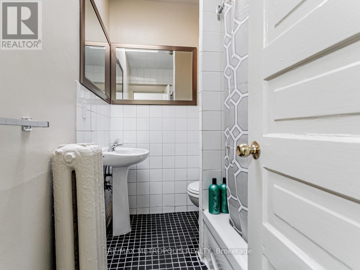 2229a Dundas Street W, Toronto, Ontario  M6R 1X6 - Photo 16 - W12662658