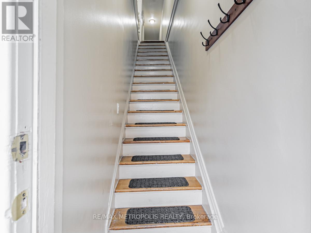 2229a Dundas Street W, Toronto, Ontario  M6R 1X6 - Photo 3 - W12662658