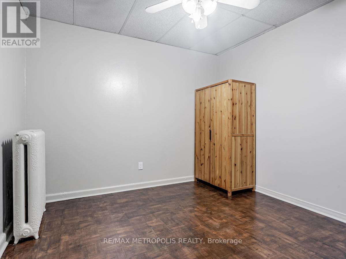 2229a Dundas Street W, Toronto, Ontario  M6R 1X6 - Photo 9 - W12662658