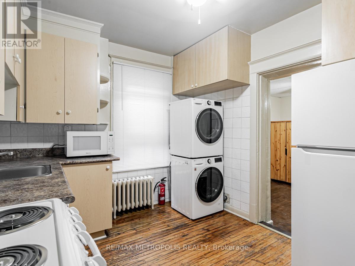 2229a Dundas Street W, Toronto, Ontario  M6R 1X6 - Photo 5 - W12662658