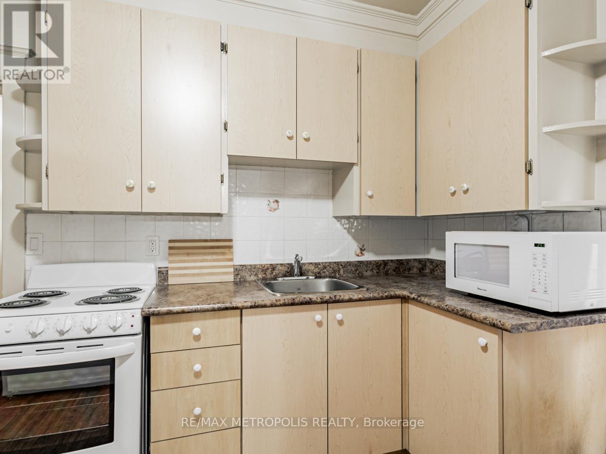 2229a Dundas Street W, Toronto, Ontario  M6R 1X6 - Photo 8 - W12662658