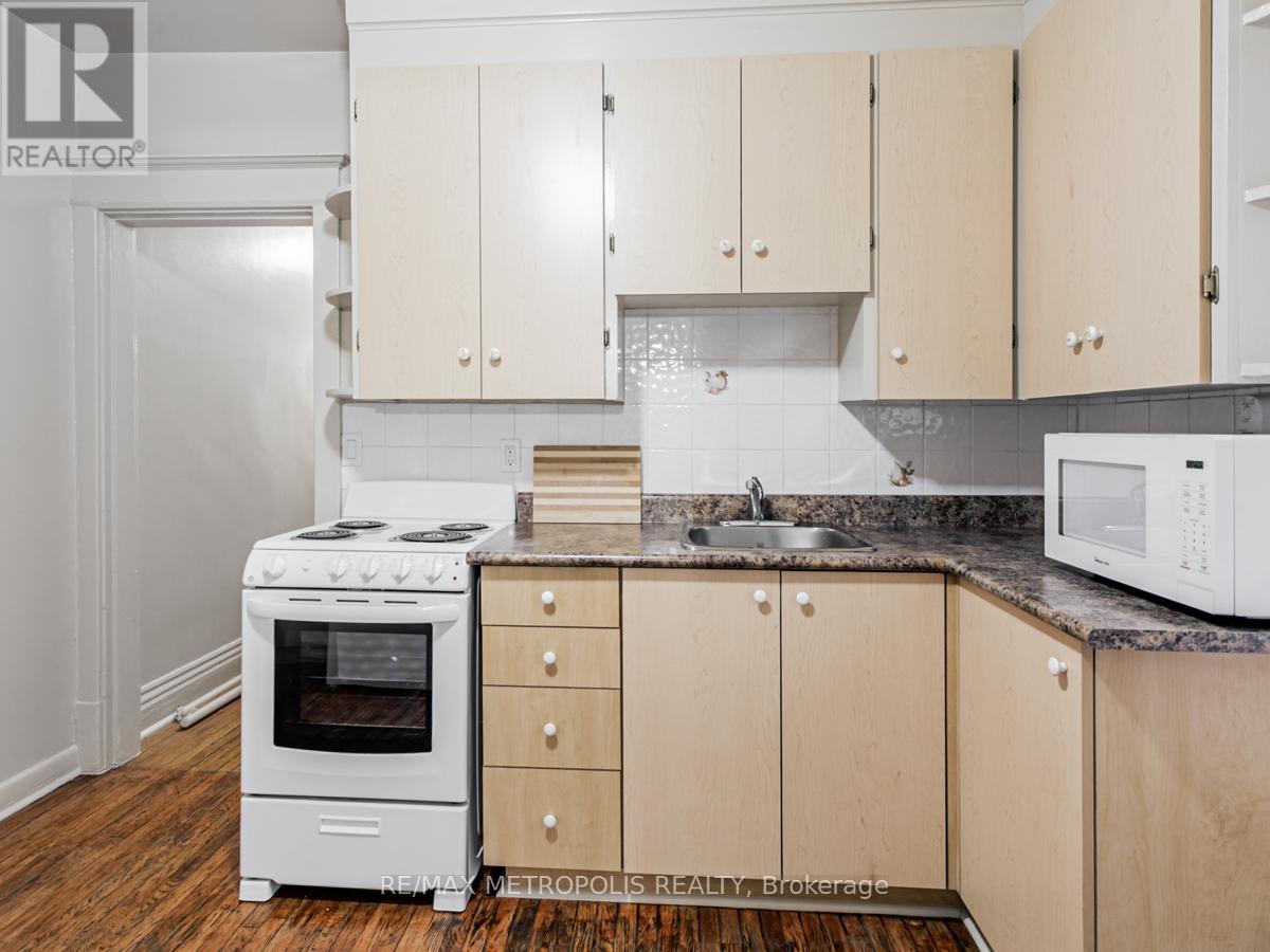 2229a Dundas Street W, Toronto, Ontario  M6R 1X6 - Photo 6 - W12662658