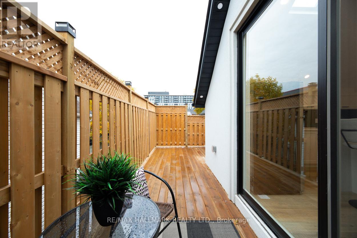 2nd Floor - 6 Luttrell Avenue, Toronto, Ontario  M4C 5E3 - Photo 15 - E12663270