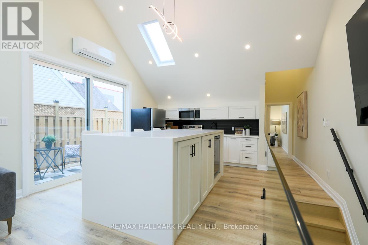 2nd Floor - 6 Luttrell Avenue, Toronto, Ontario  M4C 5E3 - Photo 4 - E12663270