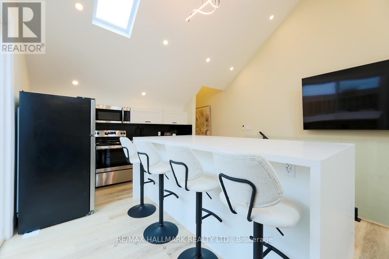 2nd Floor - 6 Luttrell Avenue, Toronto, Ontario  M4C 5E3 - Photo 8 - E12663270