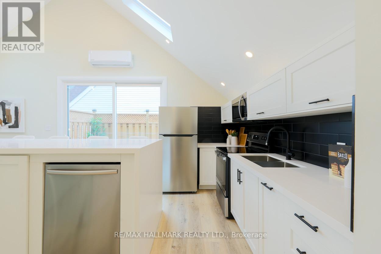 2nd Floor - 6 Luttrell Avenue, Toronto, Ontario  M4C 5E3 - Photo 9 - E12663270