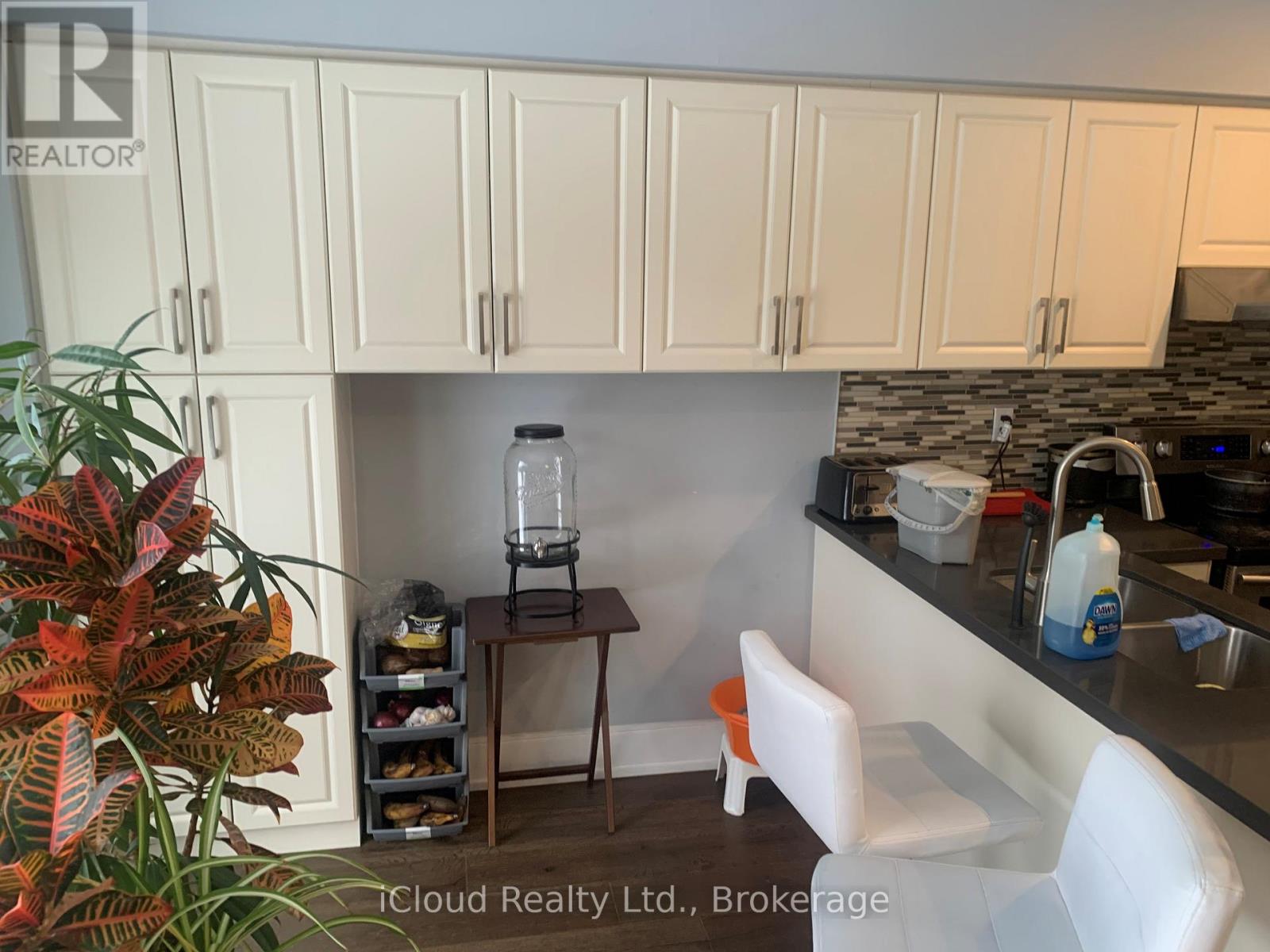 878 Blyleven Boulevard, Mississauga, Ontario  L5V 2J3 - Photo 3 - W12663318