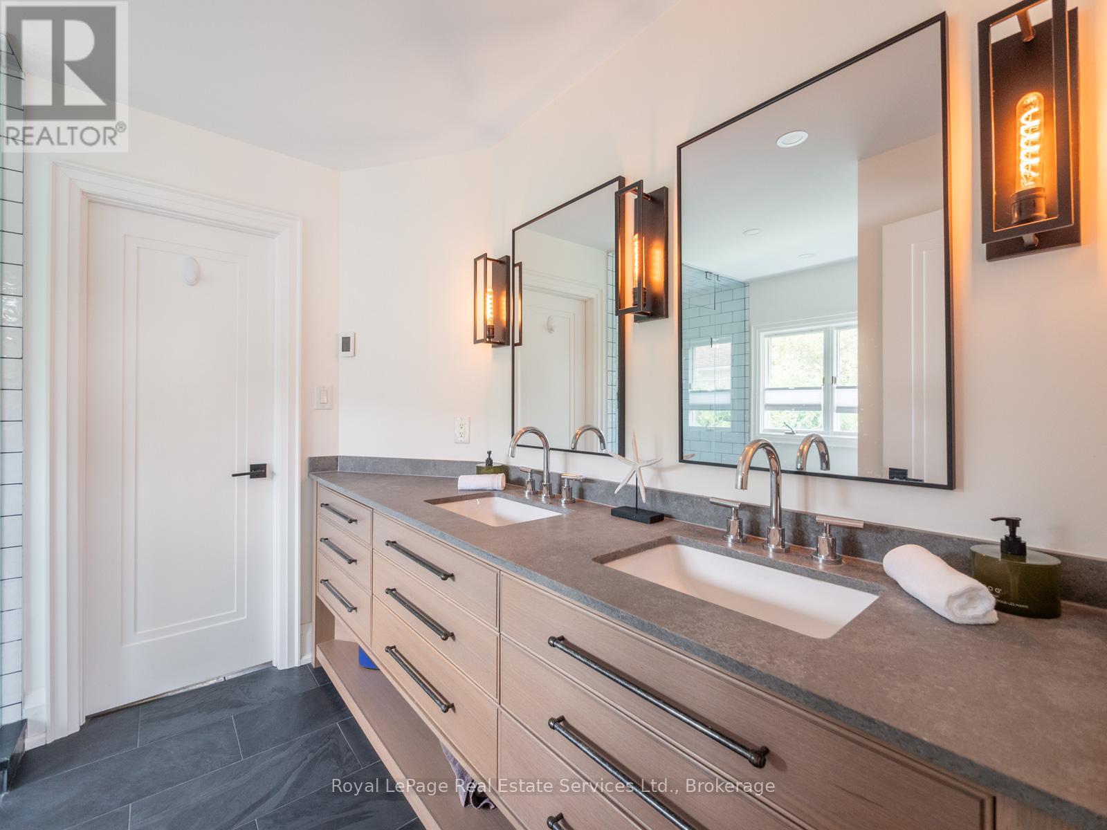 74 West Street, Oakville, Ontario  L6L 2Y7 - Photo 24 - W12663352