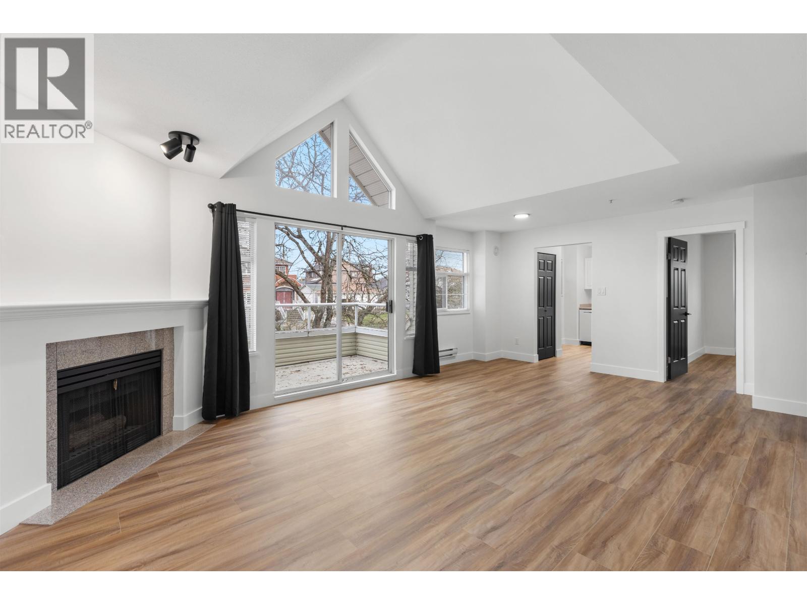 404 3638 Rae Avenue, Vancouver, British Columbia V5R 2P5 - Photo 2 - R3075893