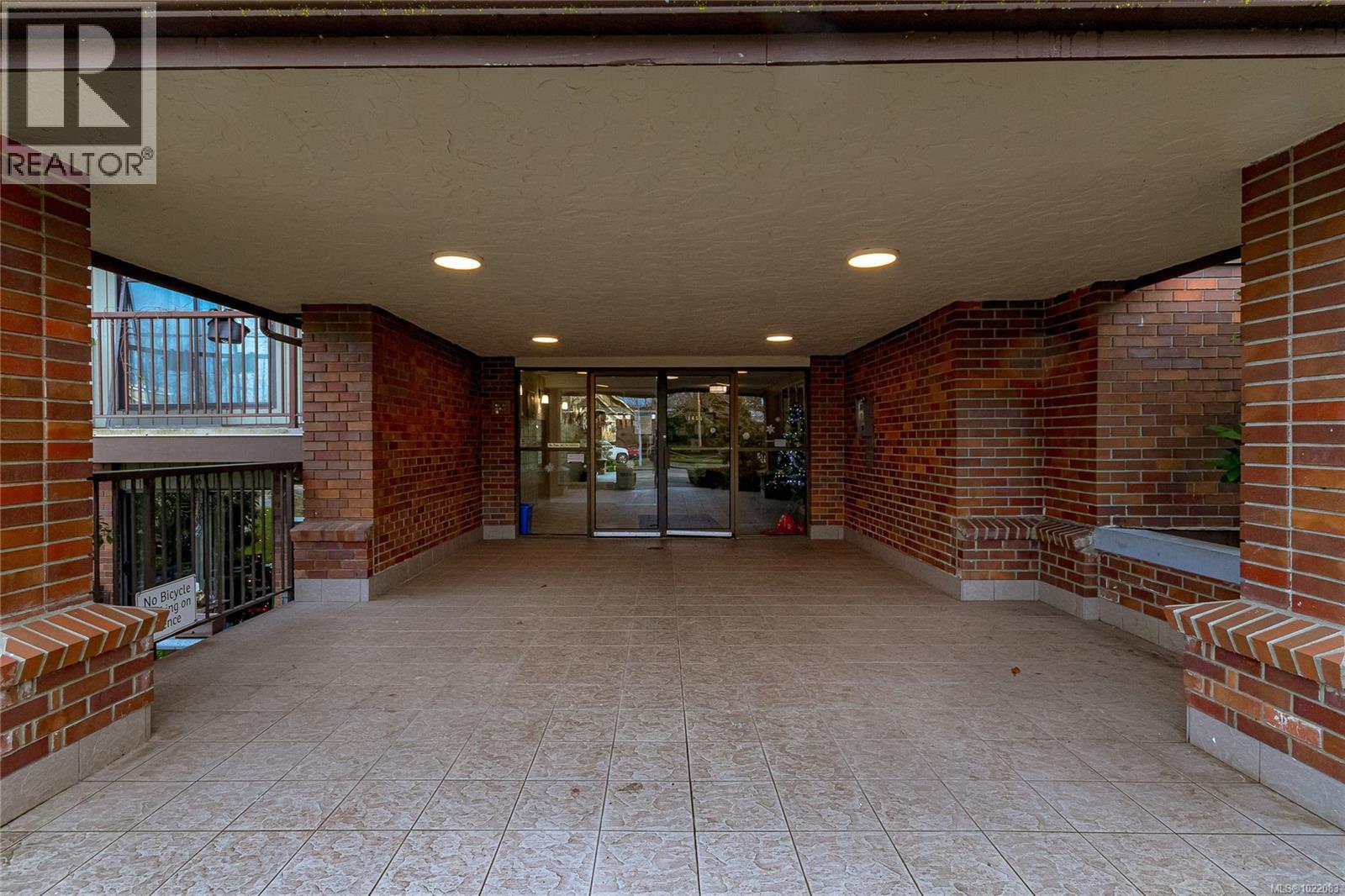 314 1655 Begbie St, Victoria, British Columbia  V8R 1L4 - Photo 4 - 1022083