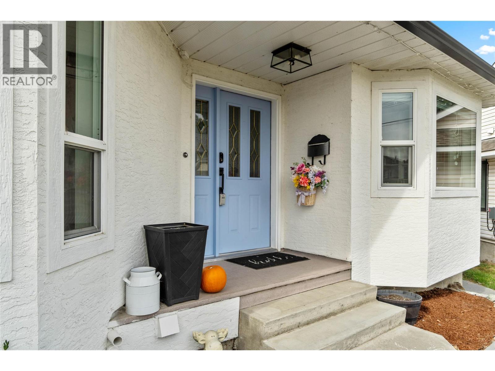 1064 Fleetwood Place, Kamloops, British Columbia  V2B 8J4 - Photo 2 - 10371892