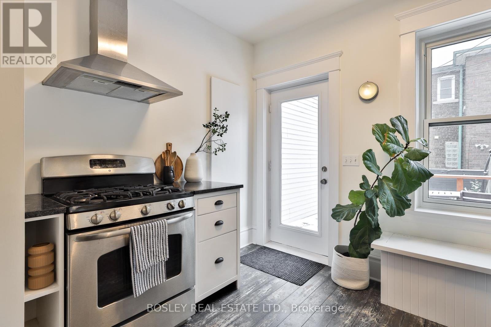 6 Westminster Avenue, Toronto, Ontario  M6R 1N4 - Photo 11 - W12663354