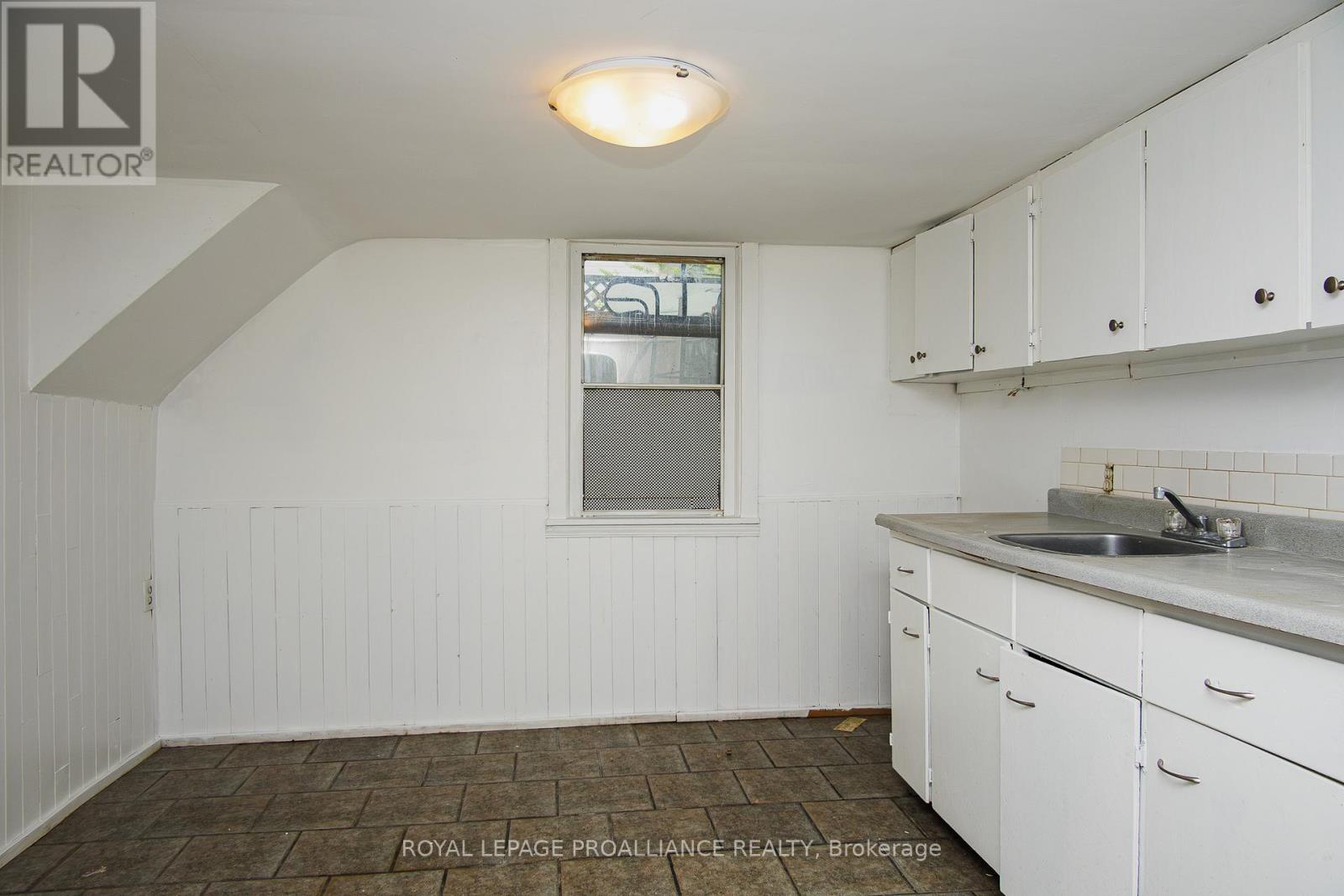 B - 83 Lorne Avenue, Quinte West, Ontario  K8V 5B8 - Photo 2 - X12663590