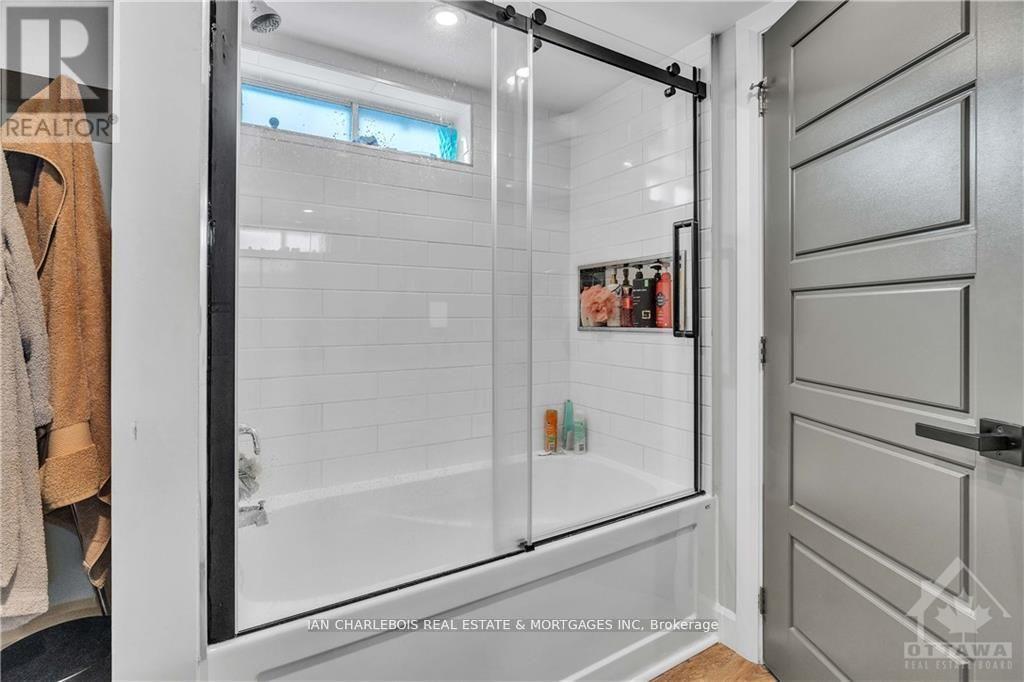 B - 810 Smyth Road, Ottawa, Ontario K1G 1P3 - Photo 9 - X12663594