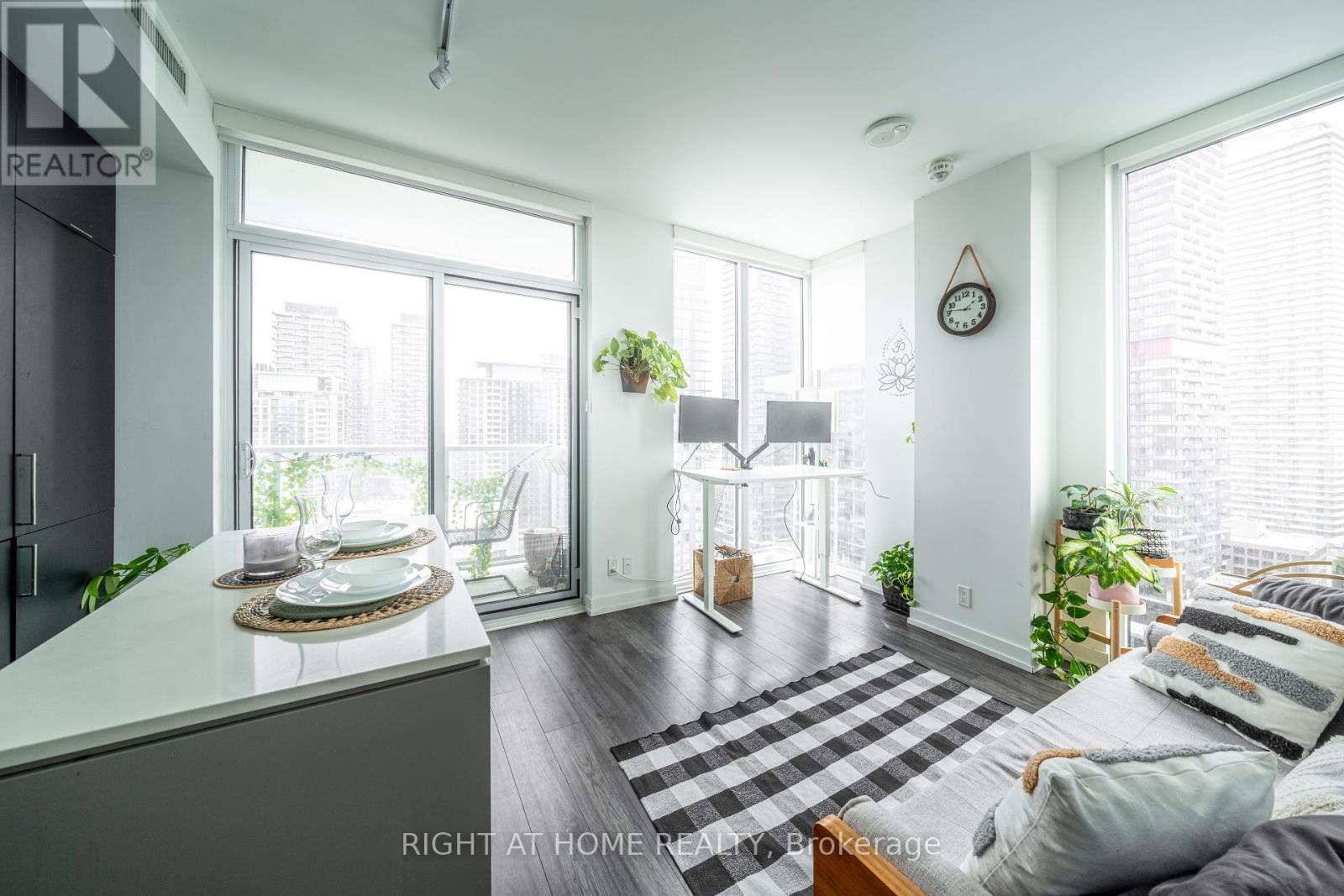 1806 - 33 HELENDALE AVENUE, Toronto, Ontario