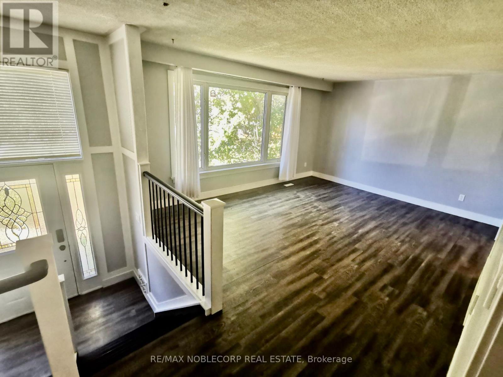 17 Larkdale Crescent, Essa, Ontario  L0M 1B0 - Photo 3 - N12663690