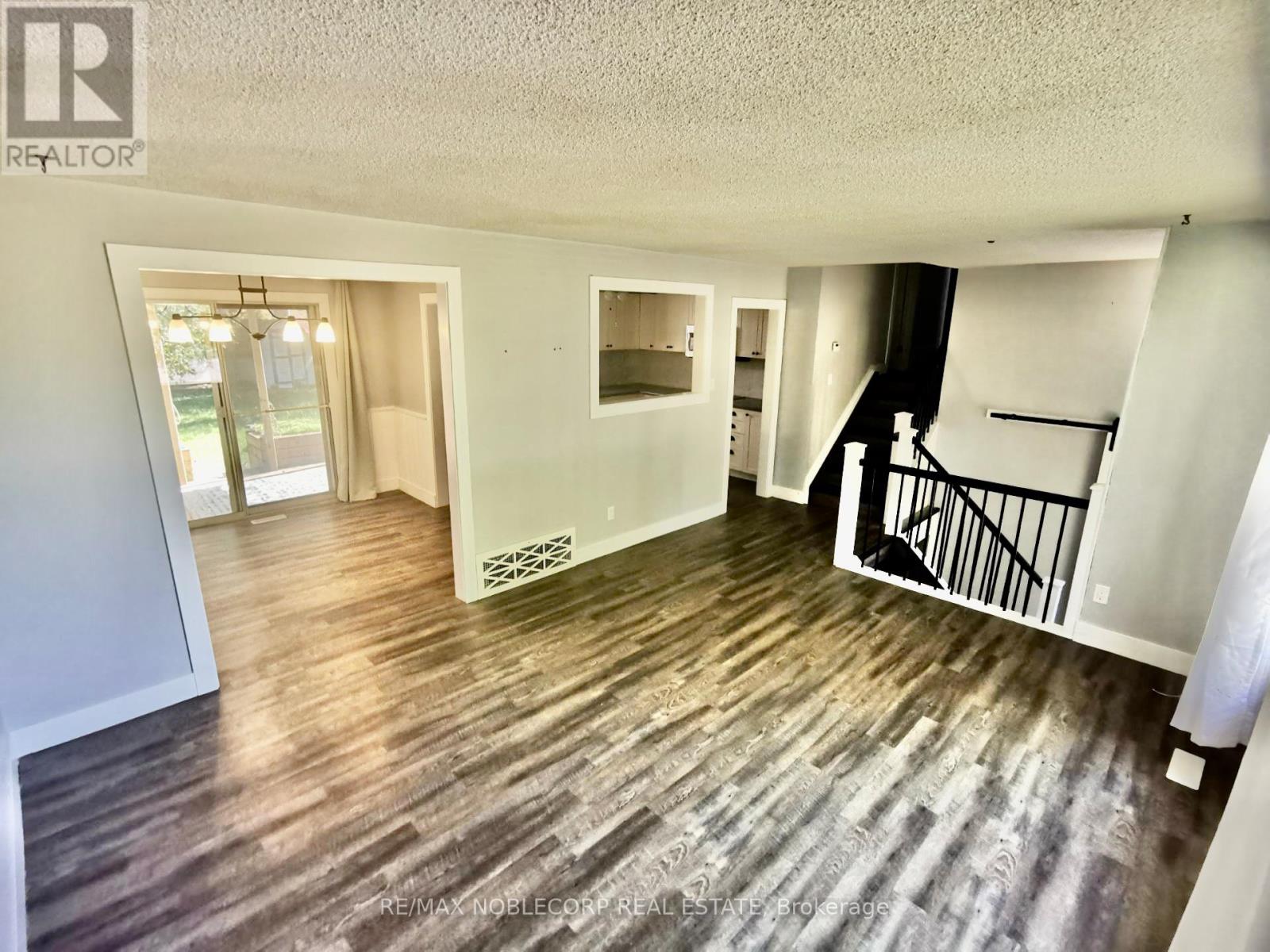 17 Larkdale Crescent, Essa, Ontario  L0M 1B0 - Photo 5 - N12663690