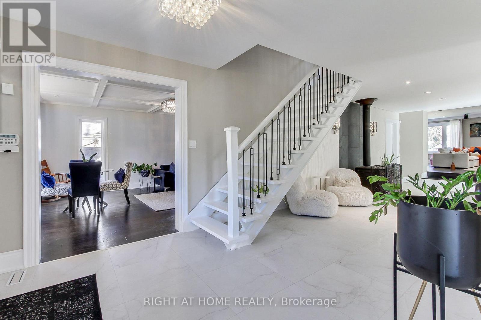 45 Pleasant Avenue, East Gwillimbury, Ontario  L9N 1A2 - Photo 6 - N12597270