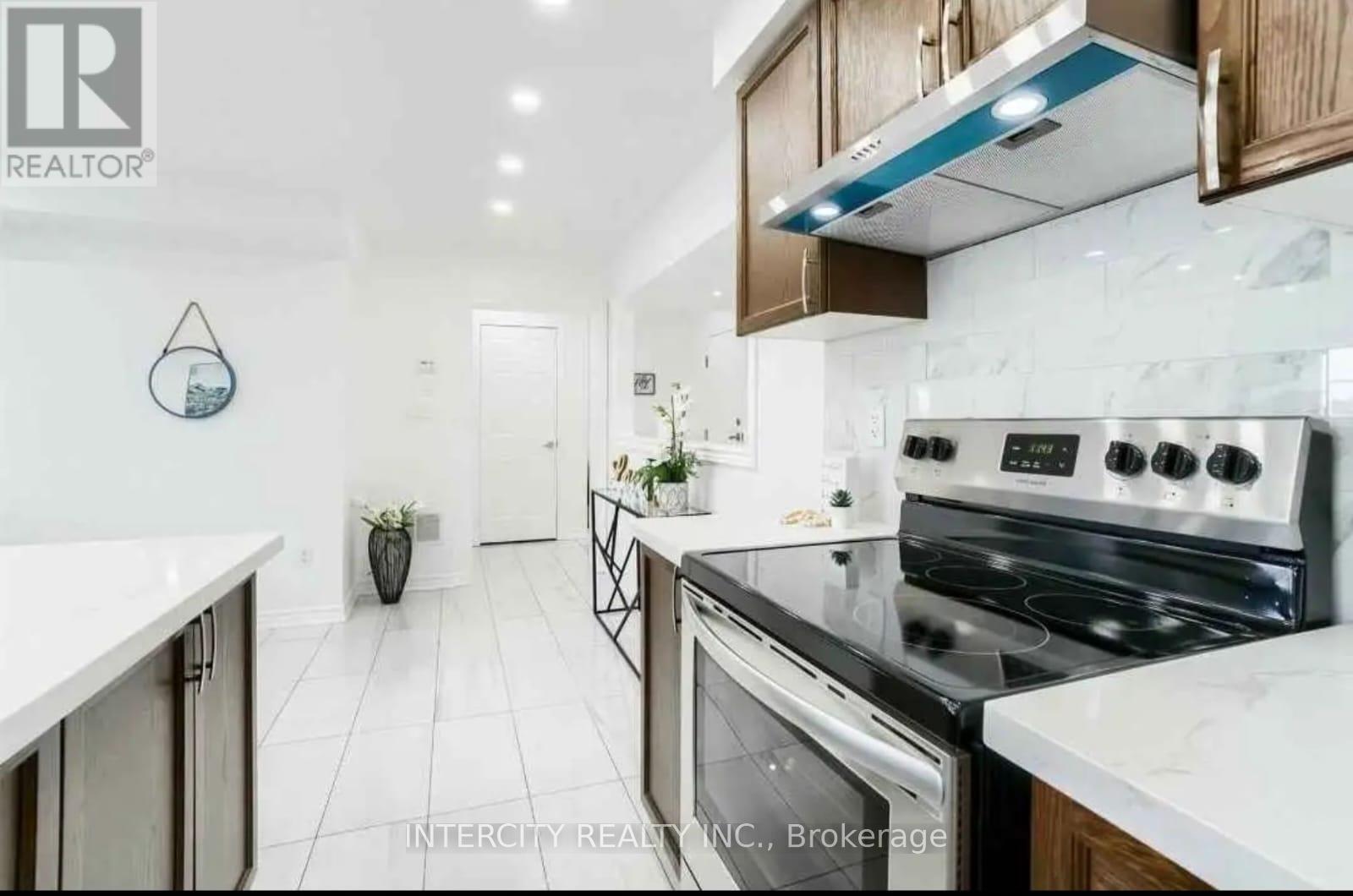 106 - 200 Veterans Drive, Brampton, Ontario  L7A 4S6 - Photo 5 - W12663532