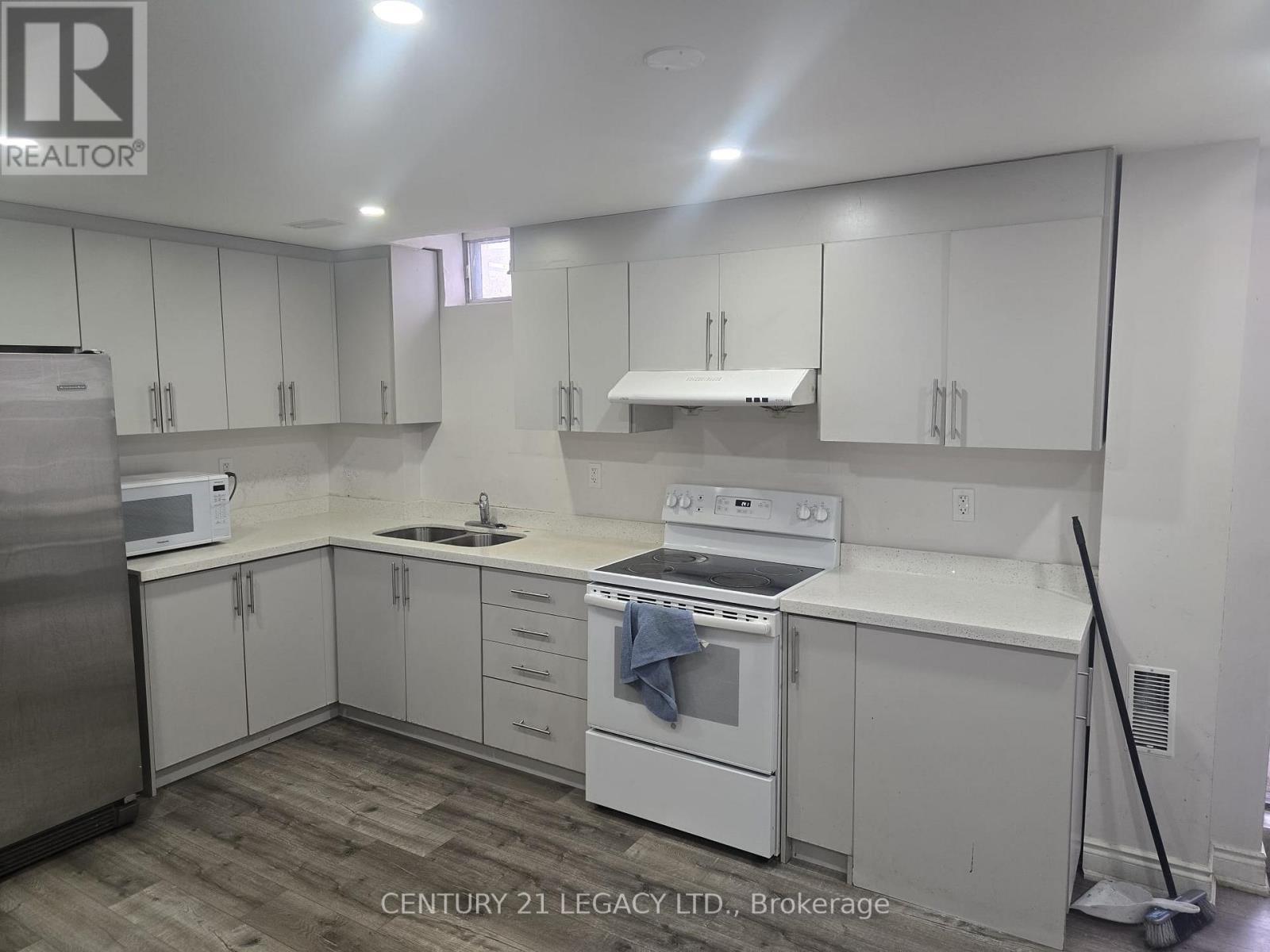 7205 Saint Barbara Boulevard, Mississauga, Ontario  L5W 0C7 - Photo 2 - W12663658