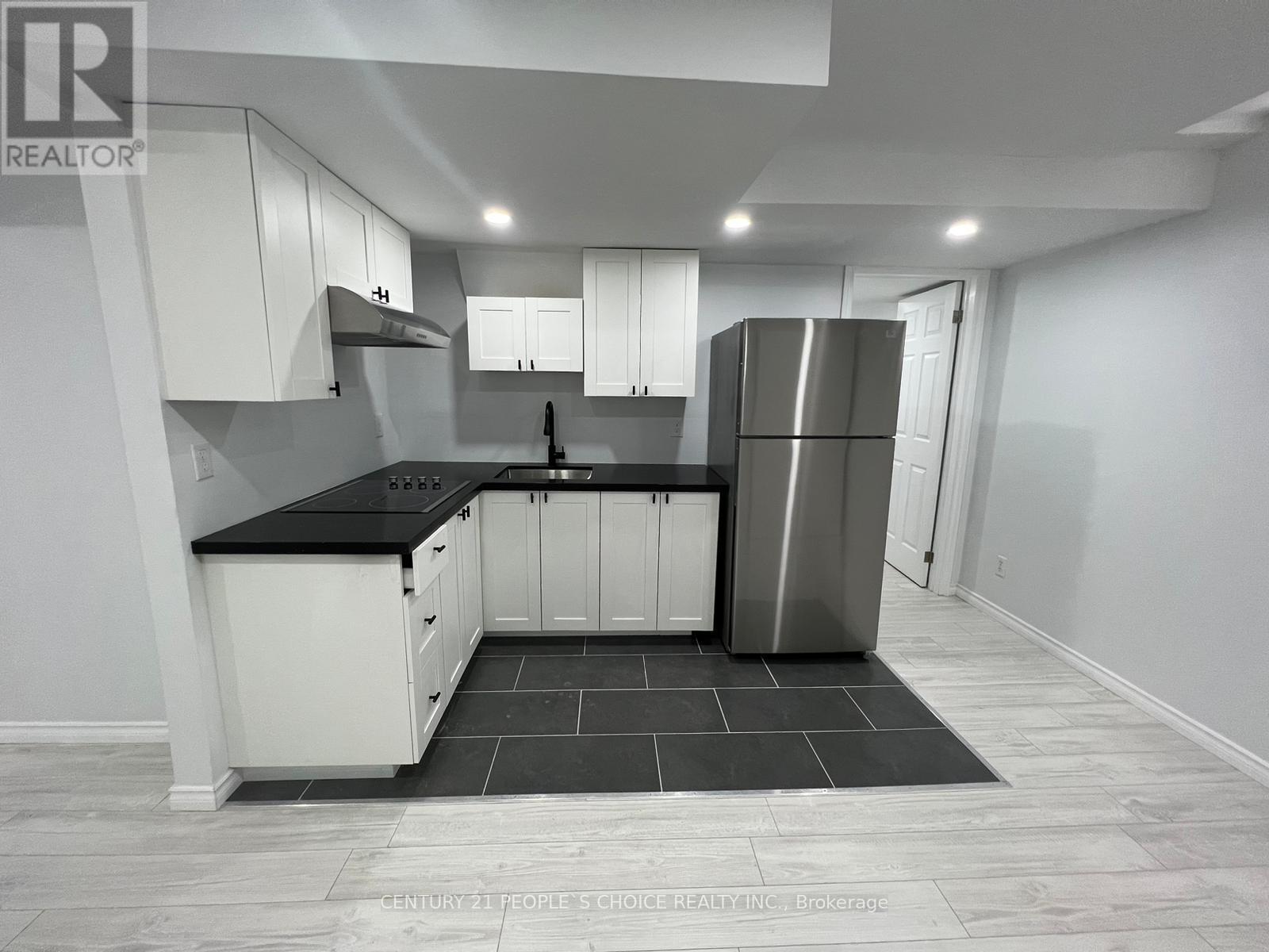 Bsmt - 10 Chudleigh Avenue, Brampton, Ontario  L6X 0N1 - Photo 6 - W12663668