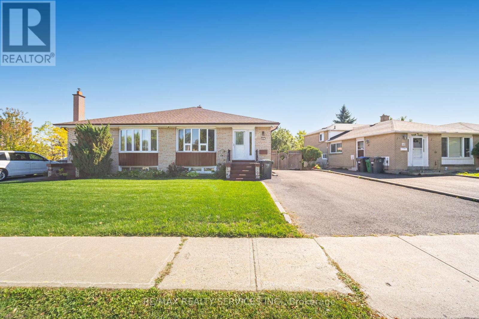 61 Avondale Boulevard, Brampton, Ontario  L6T 1H1 - Photo 4 - W12663674