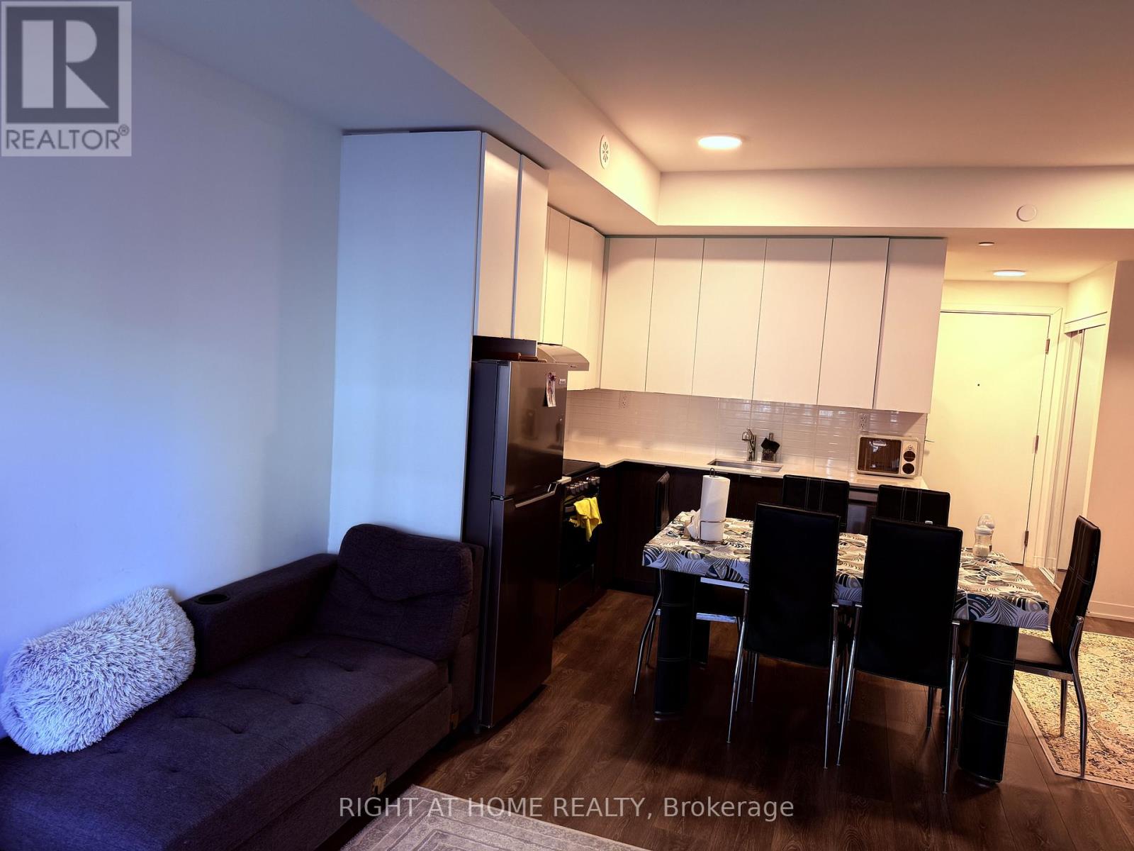 111 - 135 Canon Jackson Drive, Toronto, Ontario  M6M 0C3 - Photo 3 - W12650882