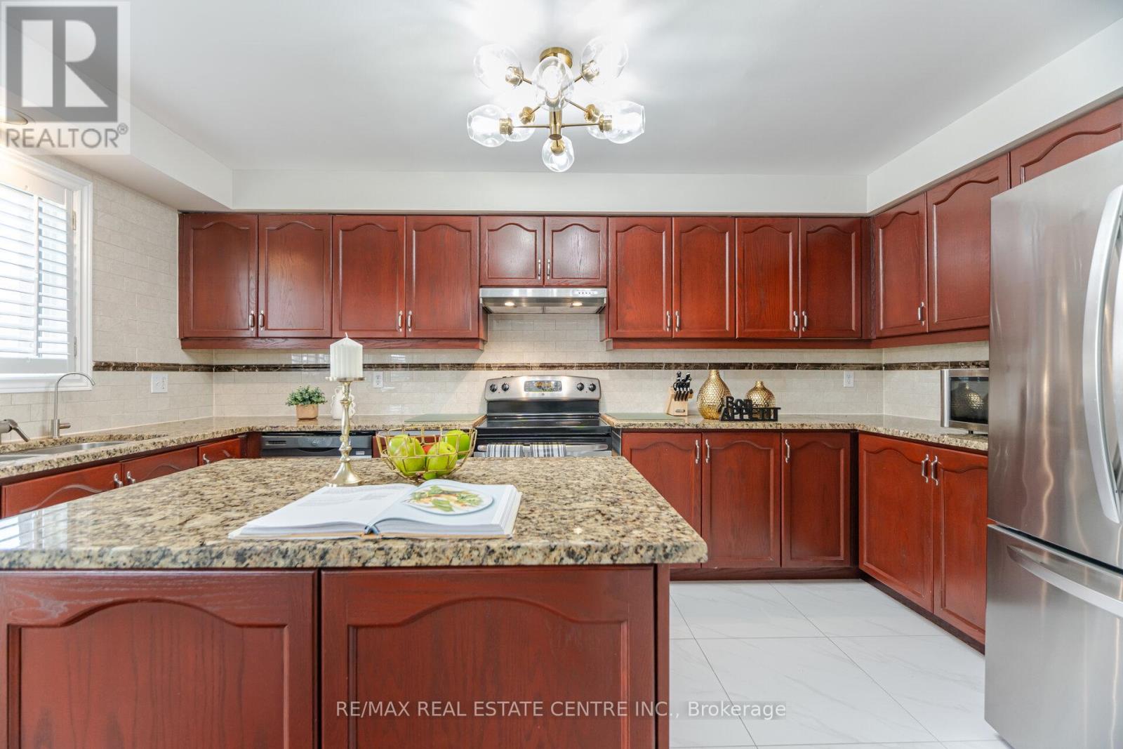 53 Wild Indigo Crescent, Brampton, Ontario  L6R 2K3 - Photo 11 - W12663820